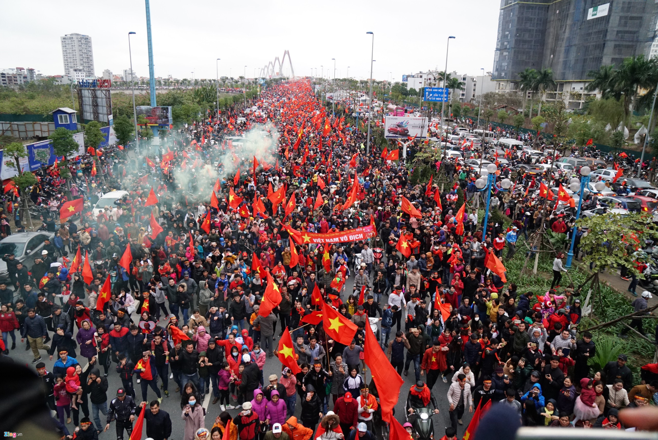 Flycam cảnh xe buýt chở U23 Việt Nam bị vây kín trên cầu Nhật Tân